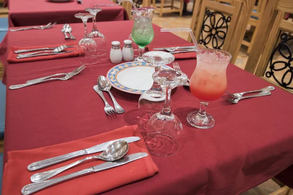 Mesa de comedor en un restaurante de hotel de lujo — Foto de Stock