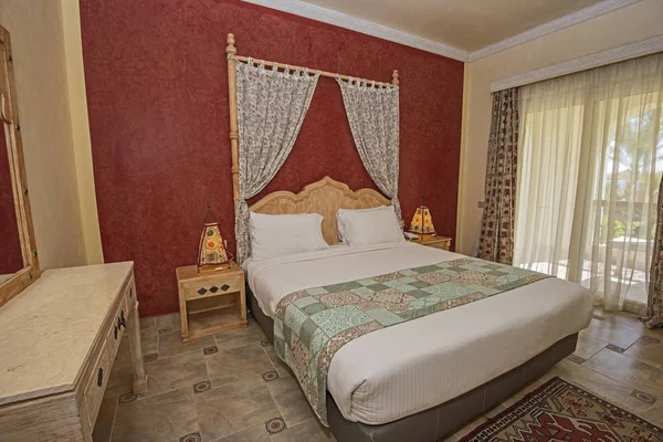 Podwójne łóżko w luksusowy apartament w pokoju hotelowym — Zdjęcie stockowe