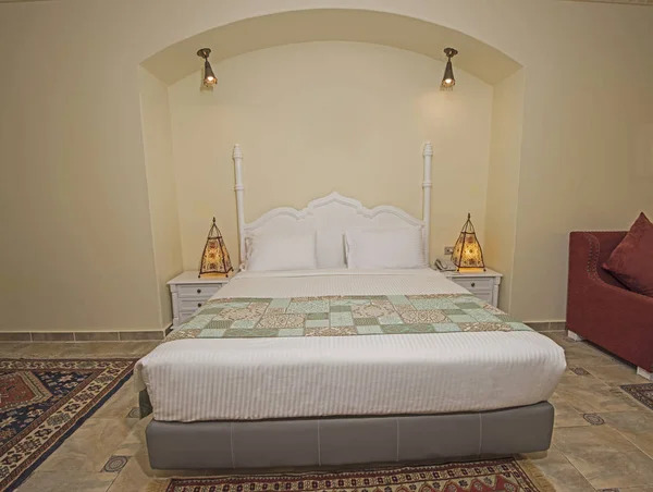 Двуспальная кровать в роскошном люксе гостиничного номера — стоковое фото