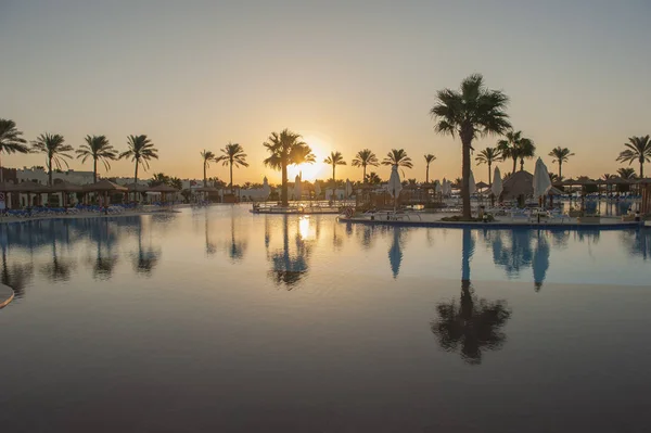 Velký bazén v Luxusní tropický hotel resort za úsvitu — Stock fotografie