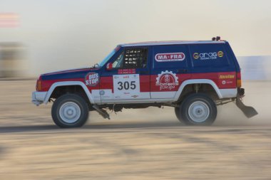 Bir çöl ralli rekabet off-road kamyon