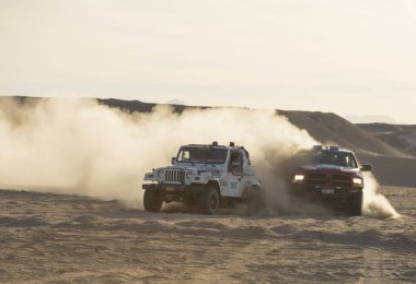 Bir çöl ralli rekabet off-road kamyon