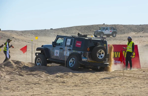 Off-road truck concurreren in een woestijn rally — Stockfoto