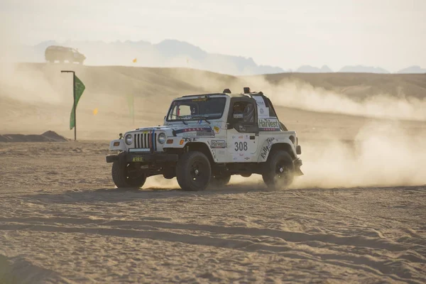 Geländewagen bei Wüsten-Rallye — Stockfoto