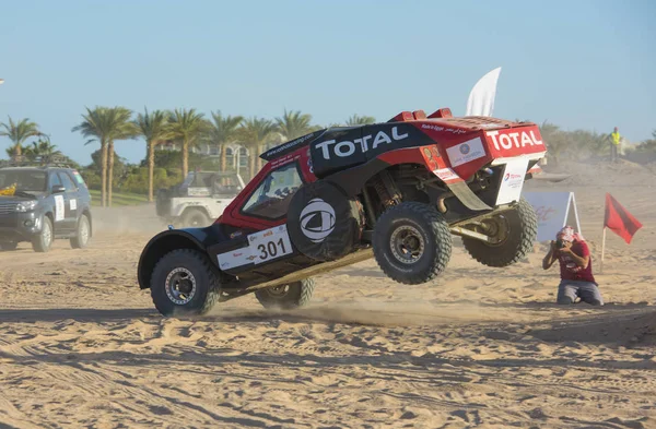 Off-road truck competing in a desert rally — Stock Photo, Image