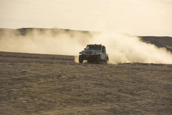 Camião off-road a competir num rali no deserto — Fotografia de Stock