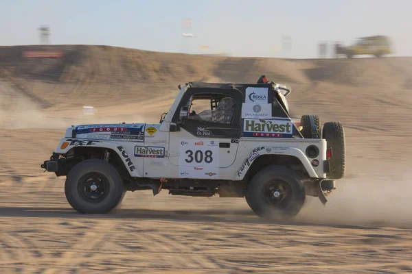 在沙漠的一次集会中竞争的越野卡车 — 图库照片