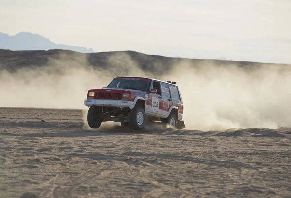 Sivatagi rally versenyző terepjáró tehergépkocsi — Stock Fotó