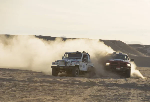 Позашляхових вантажівок, які конкурують у пустельних ралі — стокове фото