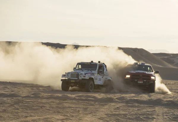 Off-road truck competing in a desert rally — Stock Photo, Image