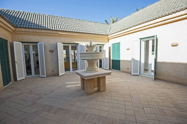 Patio interior en una villa tropical de lujo — Foto de Stock