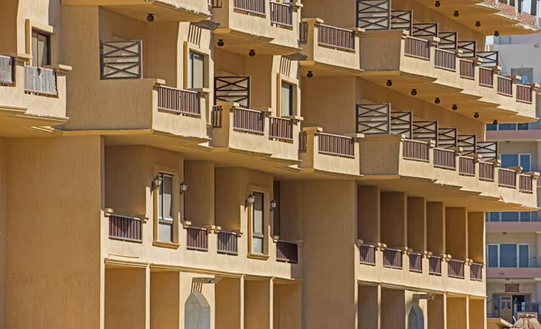 Exterior de uma construção de bloco de apartamentos em resort tropical — Fotografia de Stock