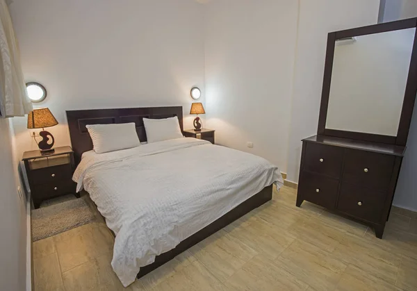 Интерьер спальни в квартире — стоковое фото