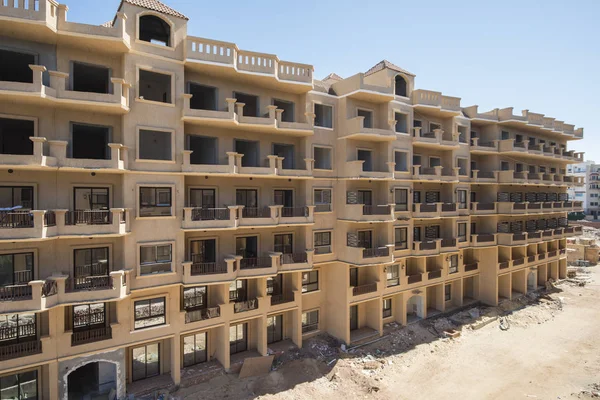 Buitenkant van een appartement blok constructie in tropische resort — Stockfoto