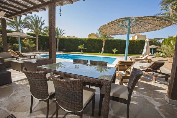 Piscina en una villa de vacaciones tropicales de lujo —  Fotos de Stock