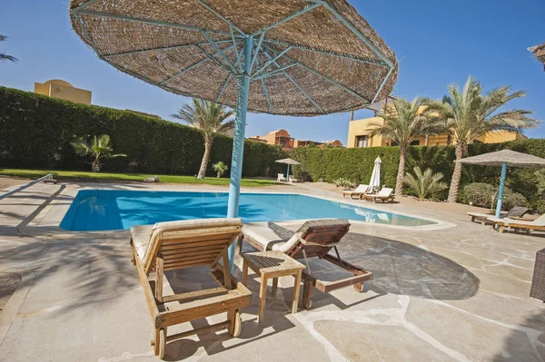 Piscina en una villa de vacaciones tropicales de lujo —  Fotos de Stock