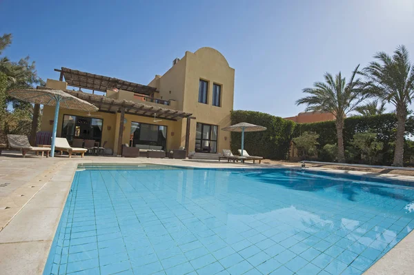 Piscina en una villa de vacaciones tropicales de lujo — Foto de Stock