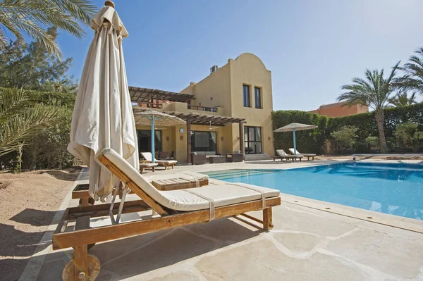 Piscina en una villa de vacaciones tropicales de lujo —  Fotos de Stock