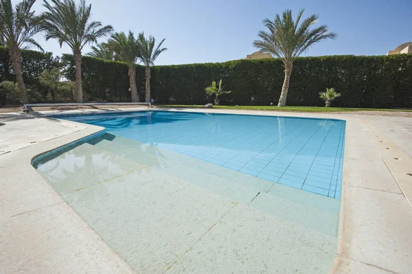 Zwembad op een luxe tropische vakantievilla — Stockfoto