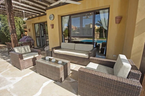 Espace patio avec canapé et table dans un luxueux vill de vacances tropical — Photo