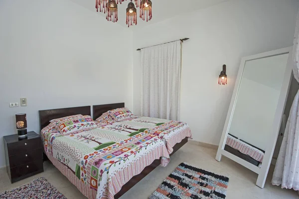 럭셔리 휴가 빌라에서 침실의 인테리어 디자인 — 스톡 사진