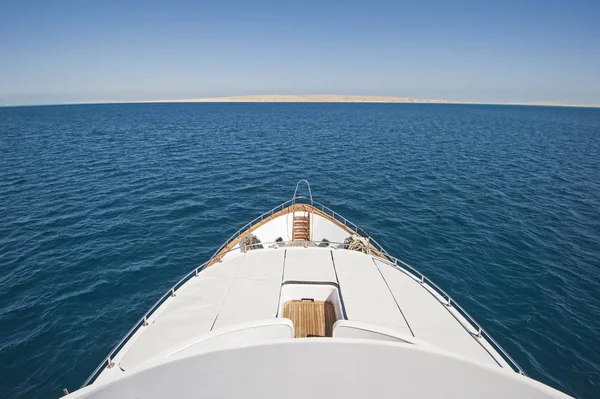 Vista sulla prua di un grande yacht a motore di lusso — Foto Stock