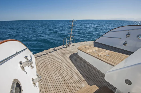 Rufowy pokład duży luksusowy jacht motorowy — Zdjęcie stockowe