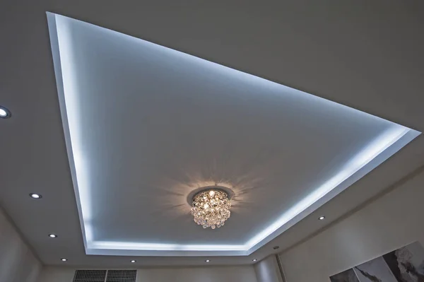 Sierlijke kroonluchter stijl plafond licht binnen luxe appartement — Stockfoto