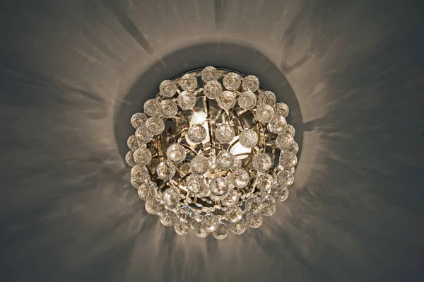 Zdobený lustr styl stropní světlo uvnitř Luxusní byt — Stock fotografie