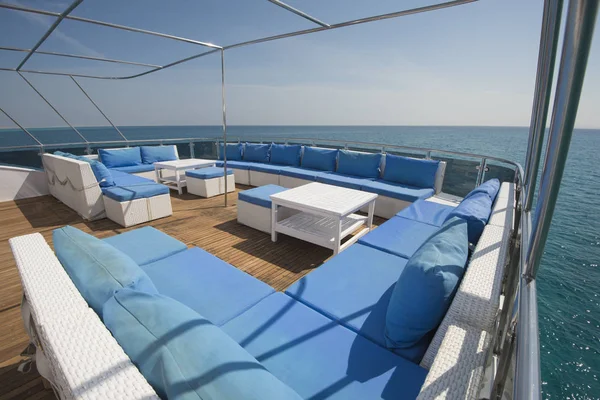 Stół i krzesła na pokład luksusowy jacht motorowy — Zdjęcie stockowe