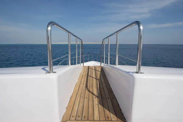 Widok na łuk nad duży luksusowy jacht motorowy — Zdjęcie stockowe