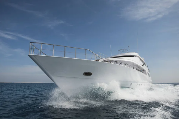 Luxe privé motorjachten zeilen op zee — Stockfoto