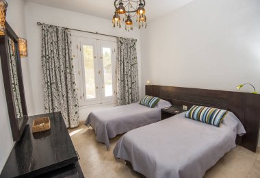Bahçe manzaralı lüks villada yatak odası iç tasarım