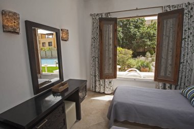 Bahçe manzaralı lüks villada yatak odası iç tasarım