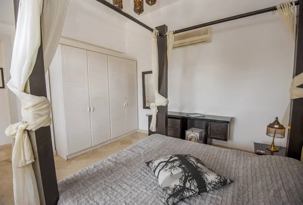 Diseño interior de dormitorio en villa de vacaciones de lujo — Foto de Stock