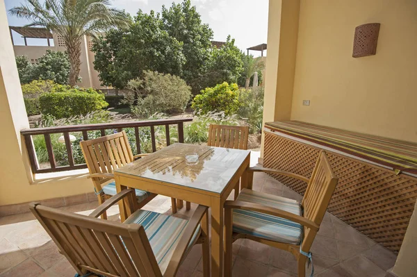 Terrasse patio dans une villa de luxe de vacances tropicales — Photo