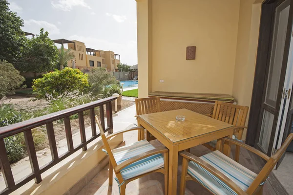 Patio terraza en una villa de vacaciones tropicales de lujo — Foto de Stock