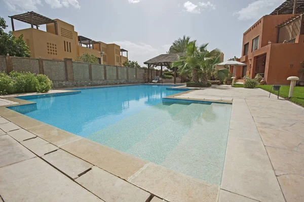 Zwembad en de buitenkant van een luxe tropische vakantievilla — Stockfoto