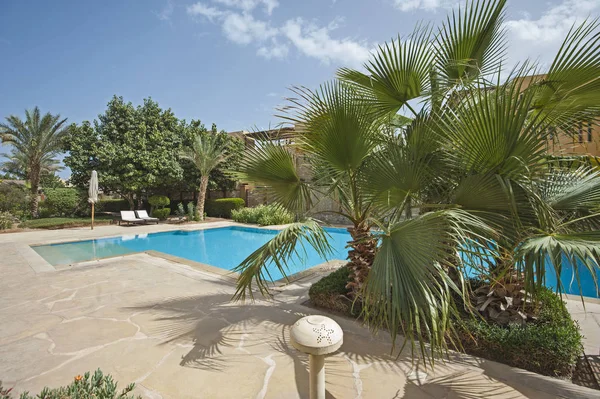 Zwembad en de buitenkant van een luxe tropische vakantievilla — Stockfoto