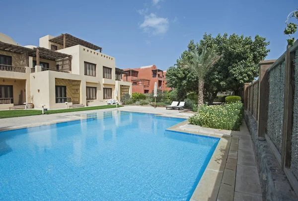 Piscina y exterior de una villa de vacaciones tropicales de lujo —  Fotos de Stock