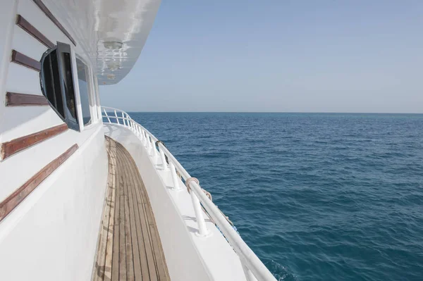 Vista ao longo do lado de um iate a motor privado no mar — Fotografia de Stock