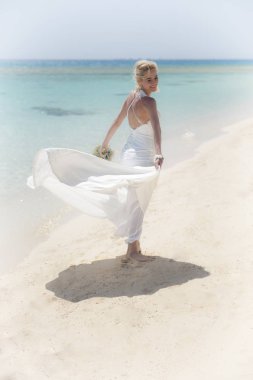 Bir tropikal plaj düğün gününde güzel gelin