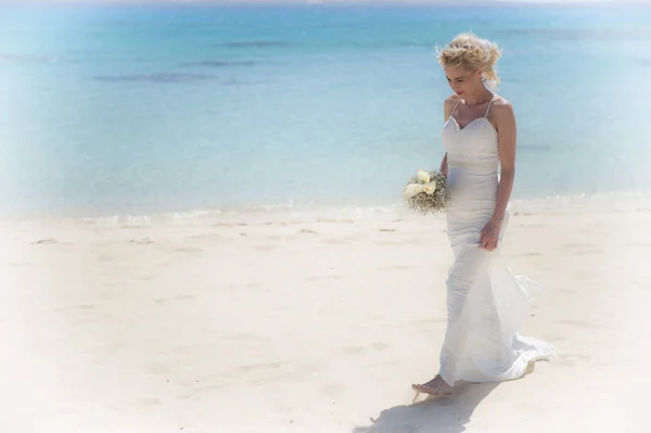 Bella sposa in un giorno di nozze sulla spiaggia tropicale — Foto Stock