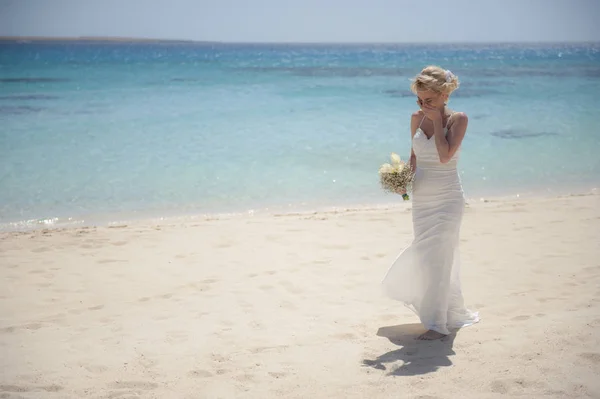 Hermosa novia en un día de boda de playa tropical —  Fotos de Stock