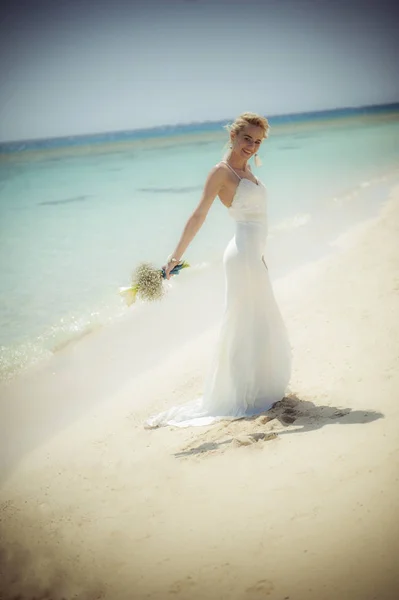 Beautiful bride on a tropical beach wedding day — Stock Photo, Image