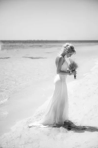 Piękna panna młoda w dniu ślubu tropikalnej plaży — Zdjęcie stockowe