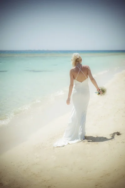 Прекрасная невеста в день свадьбы на тропическом пляже — стоковое фото