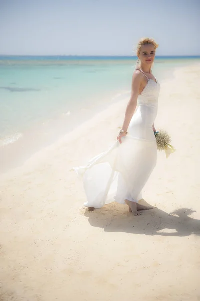 Piękna panna młoda w dniu ślubu tropikalnej plaży — Zdjęcie stockowe