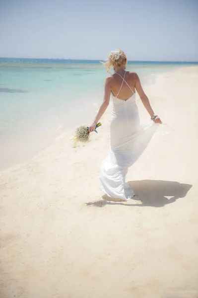 Bella sposa in un giorno di nozze sulla spiaggia tropicale — Foto Stock