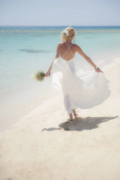 Bella sposa in un giorno di nozze sulla spiaggia tropicale — Foto Stock